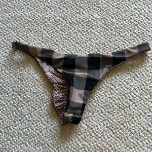 Acacia bottom in plaid with ruched backside in size small